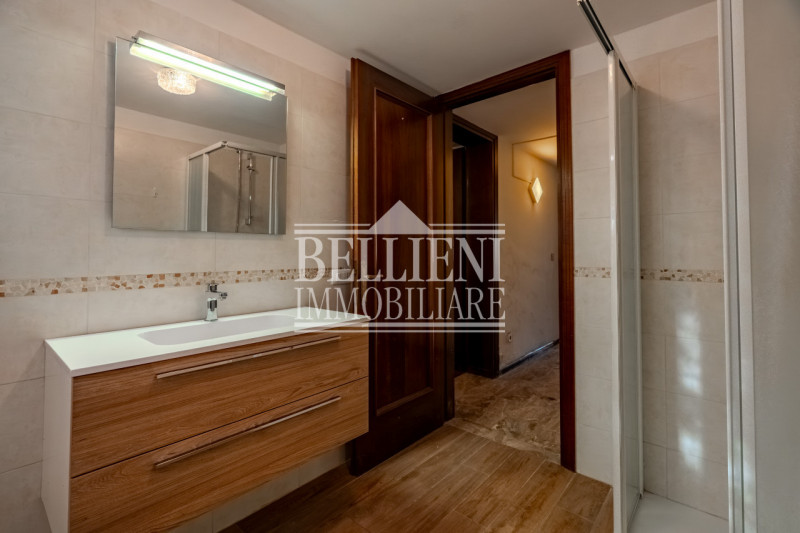 ARCUGNANO - Proponiamo in vendita un'elegante villa singola che offre una vista mozzafiato sulle ...