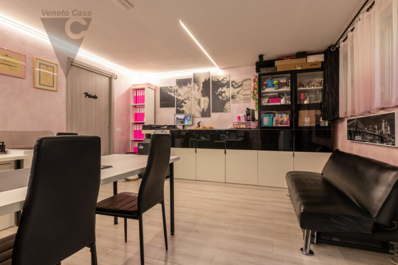 Nel cuore di Roncaglia, affacciati su splendido parco, a poca distanza dalla tangenziale ed alla ...