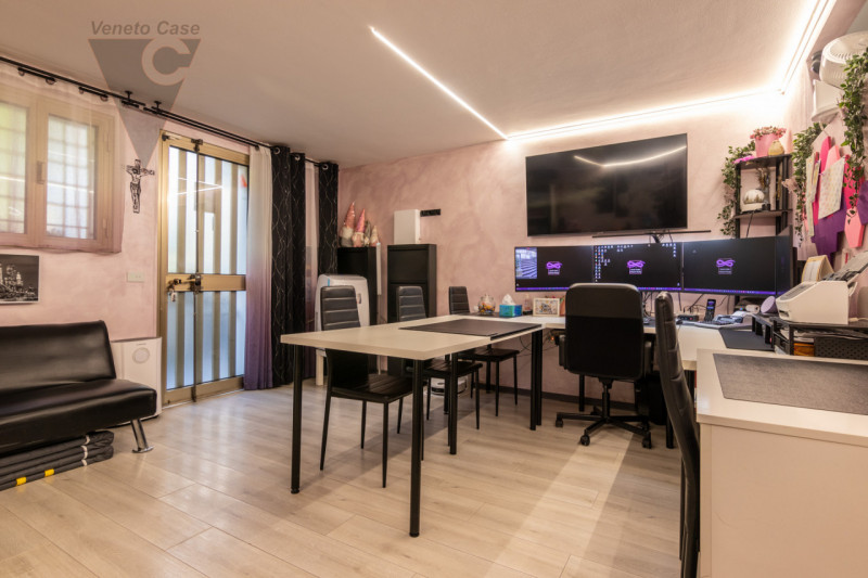 Nel cuore di Roncaglia, affacciati su splendido parco, a poca distanza dalla tangenziale ed alla ...