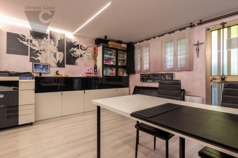 Nel cuore di Roncaglia, affacciati su splendido parco, a poca distanza dalla tangenziale ed alla ...