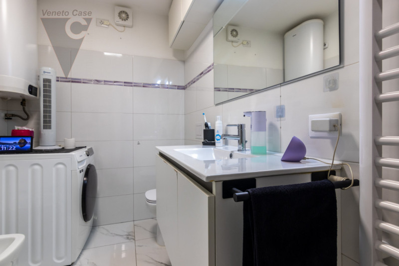 Nel cuore di Roncaglia, affacciati su splendido parco, a poca distanza dalla tangenziale ed alla ...