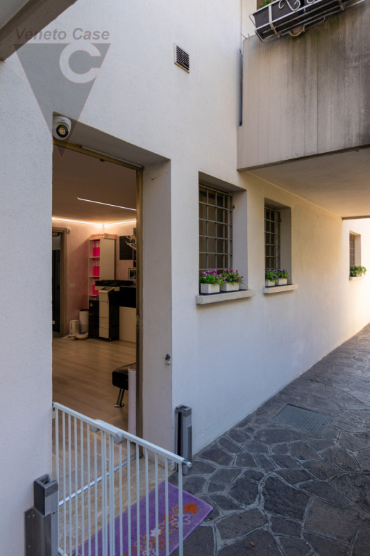 Nel cuore di Roncaglia, affacciati su splendido parco, a poca distanza dalla tangenziale ed alla ...