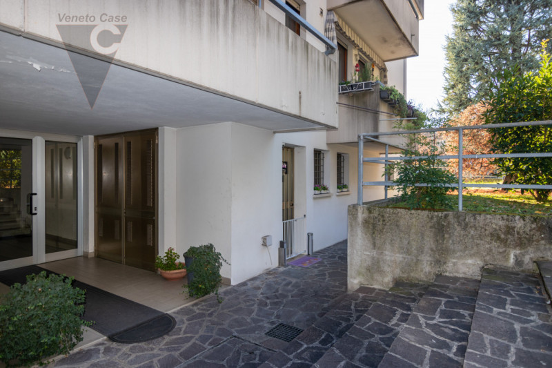 Nel cuore di Roncaglia, affacciati su splendido parco, a poca distanza dalla tangenziale ed alla ...