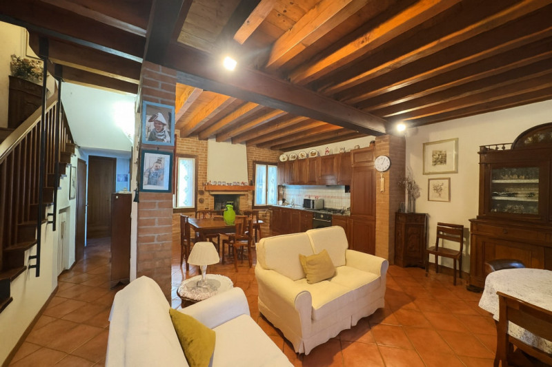 Nel primissimo fuori mura nord di Treviso, dove la tranquillità residenziale incontra la comodità...