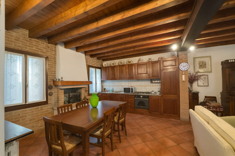 Nel primissimo fuori mura nord di Treviso, dove la tranquillità residenziale incontra la comodità...