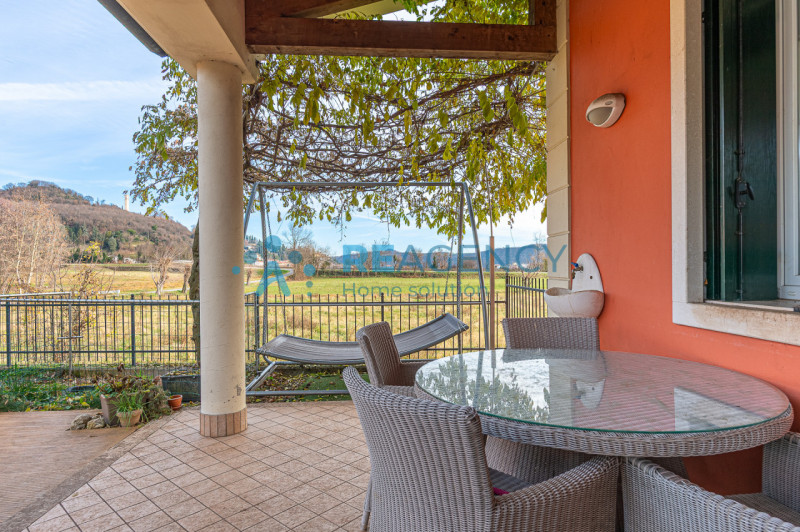 TRISSINO

Sei alla ricerca di una porzione a schiera d’angolo con giardino?
Prezzo € 220.000

Sei...