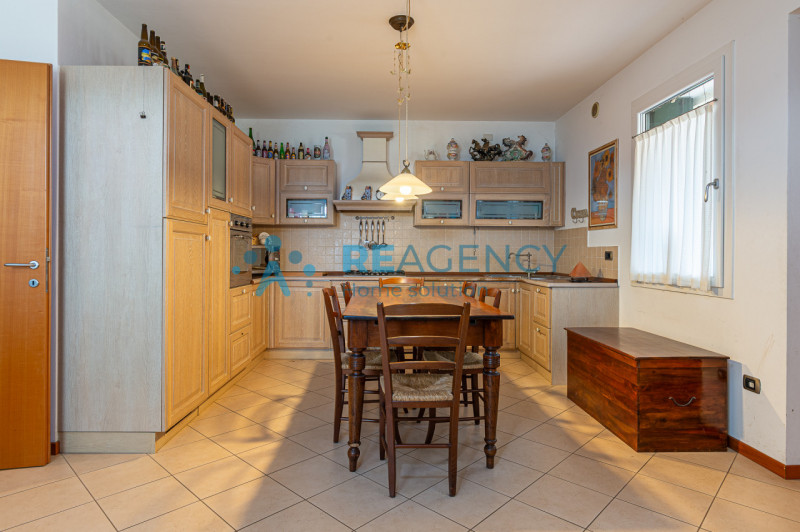 TRISSINO

Sei alla ricerca di una porzione a schiera d’angolo con giardino?
Prezzo € 220.000

Sei...