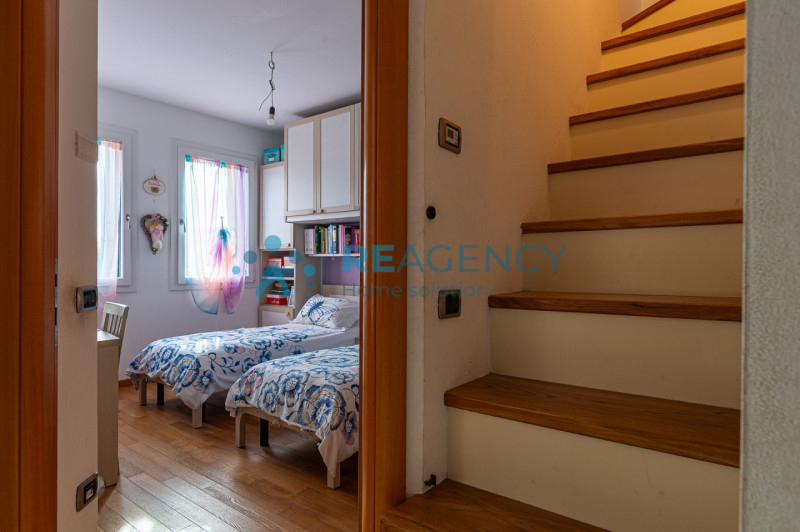 TRISSINO

Sei alla ricerca di una porzione a schiera d’angolo con giardino?
Prezzo € 220.000

Sei...