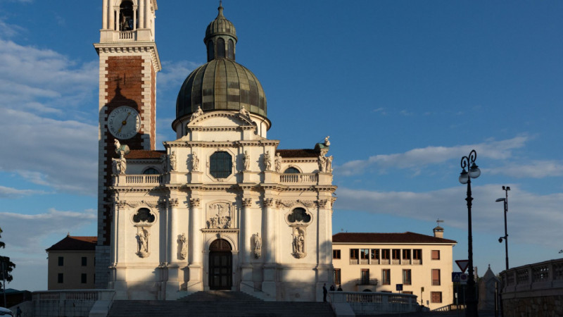 Villa Singola in Progetto , da personalizzare e modificare sulle esigenze del cliente.
Colline tr...