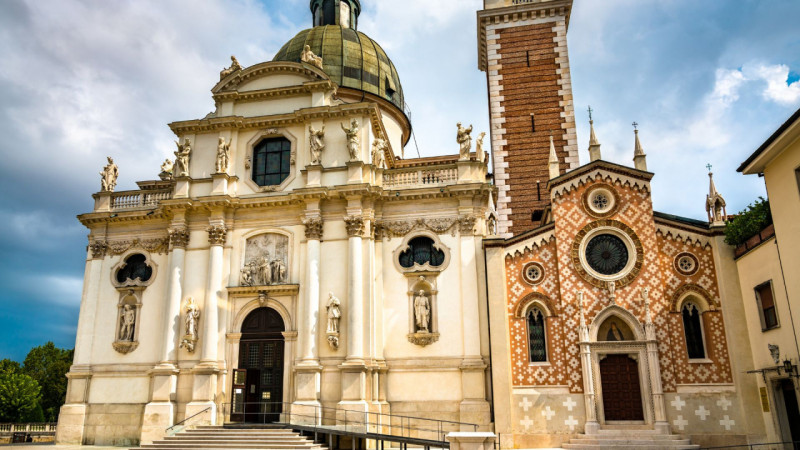 Villa Singola in Progetto , da personalizzare e modificare sulle esigenze del cliente.
Colline tr...