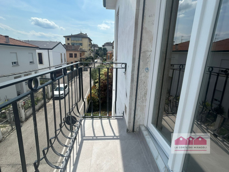 VICENZA SANT'ANDREA: SPLENDIDO BICAMERE COMPLETAMENTE RISTRUTTURATO ED ARREDADO A DUE PASSI DAL C...