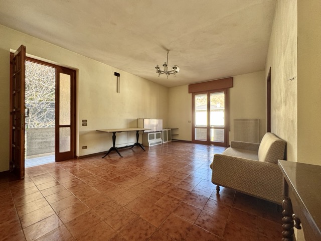 APPARTAMENTO INDIPENDENTE 

Salcedo, via Burani 8 - Appartamento tricamere in bifamiliare con ter...