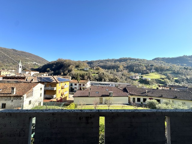 APPARTAMENTO INDIPENDENTE 

Salcedo, via Burani 8 - Appartamento tricamere in bifamiliare con ter...