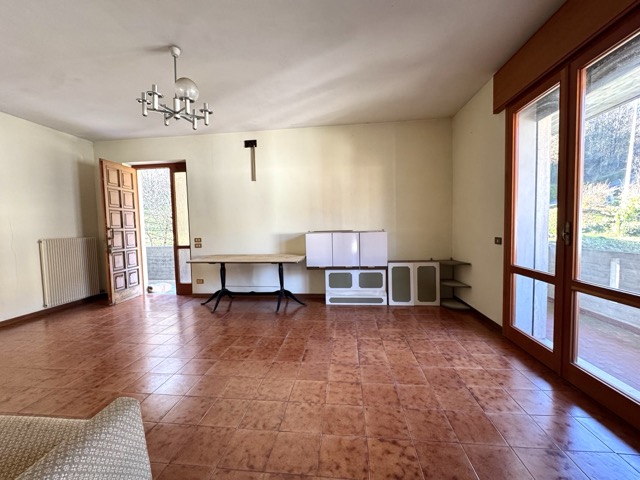 APPARTAMENTO INDIPENDENTE 

Salcedo, via Burani 8 - Appartamento tricamere in bifamiliare con ter...