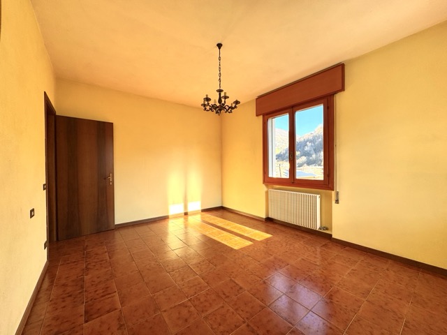 APPARTAMENTO INDIPENDENTE 

Salcedo, via Burani 8 - Appartamento tricamere in bifamiliare con ter...