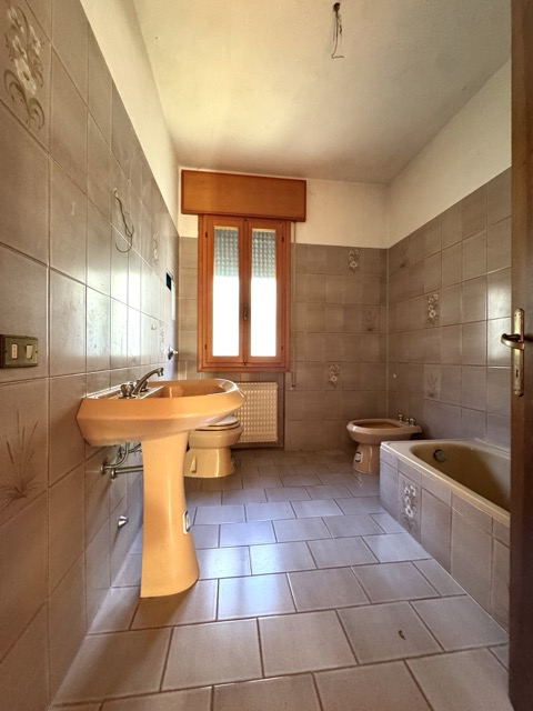 APPARTAMENTO INDIPENDENTE 

Salcedo, via Burani 8 - Appartamento tricamere in bifamiliare con ter...