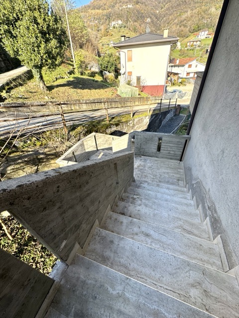 APPARTAMENTO INDIPENDENTE 

Salcedo, via Burani 8 - Appartamento tricamere in bifamiliare con ter...