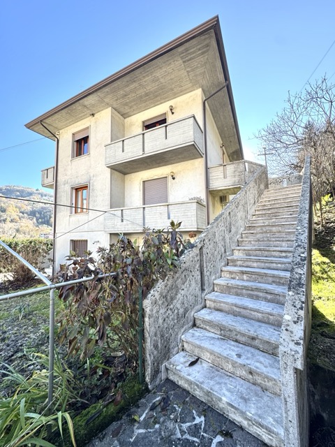 APPARTAMENTO INDIPENDENTE 

Salcedo, via Burani 8 - Appartamento tricamere in bifamiliare con ter...