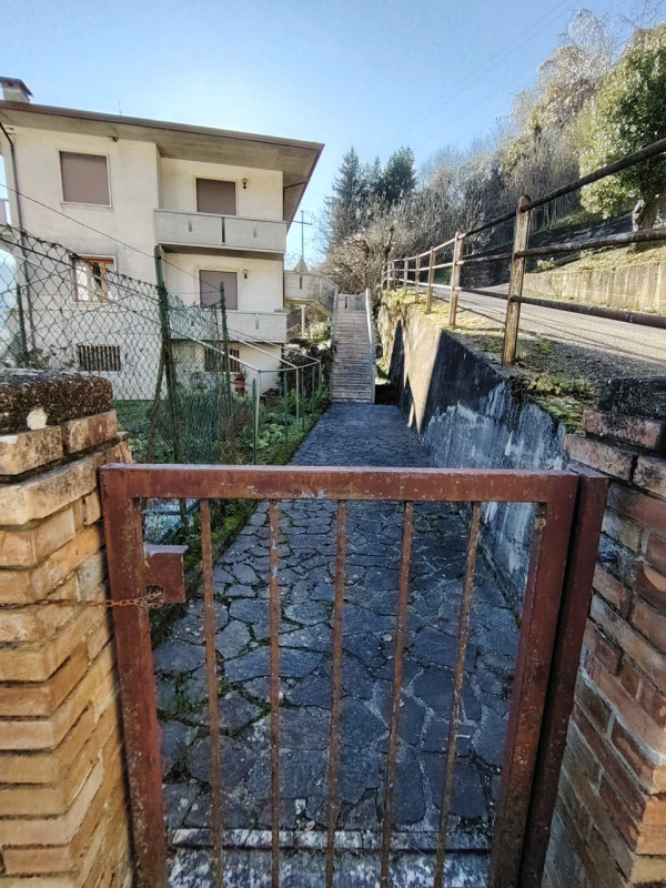 APPARTAMENTO INDIPENDENTE 

Salcedo, via Burani 8 - Appartamento tricamere in bifamiliare con ter...