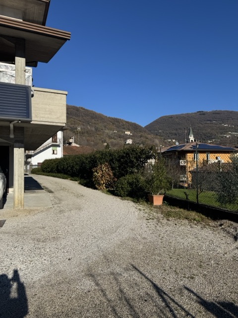 APPARTAMENTO INDIPENDENTE 

Salcedo, via Burani 8 - Appartamento tricamere in bifamiliare con ter...