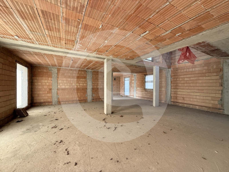 Scopri questa straordinaria opportunità di acquistare una porzione di villa bifamiliare situata n...