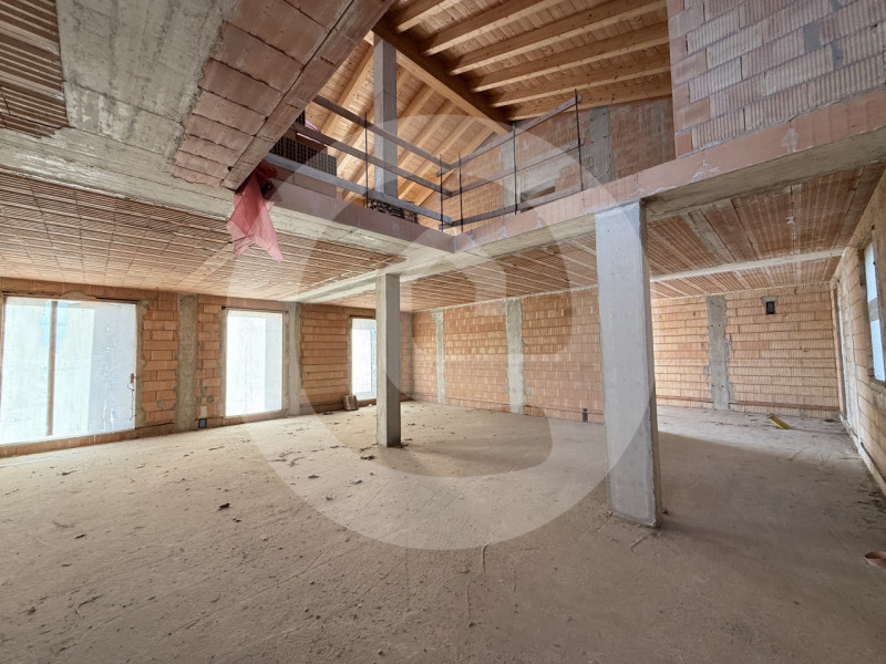 Scopri questa straordinaria opportunità di acquistare una porzione di villa bifamiliare situata n...