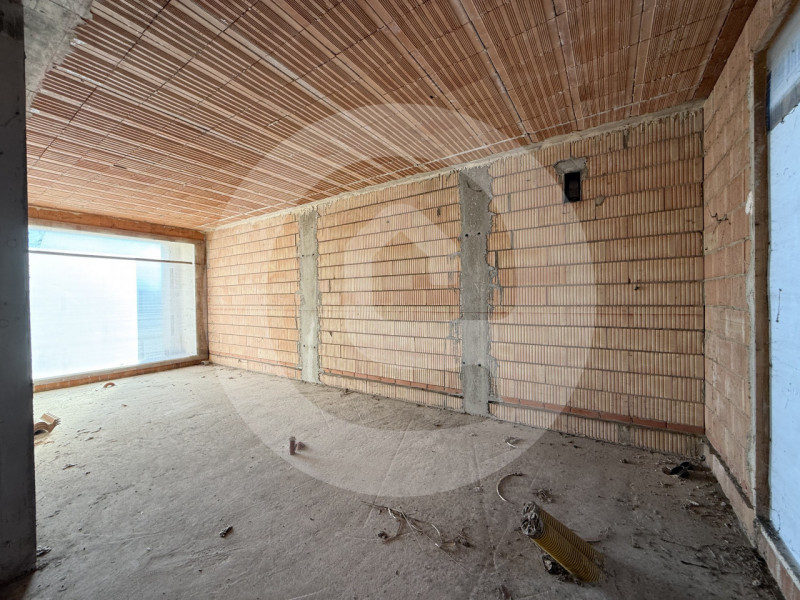 Scopri questa straordinaria opportunità di acquistare una porzione di villa bifamiliare situata n...