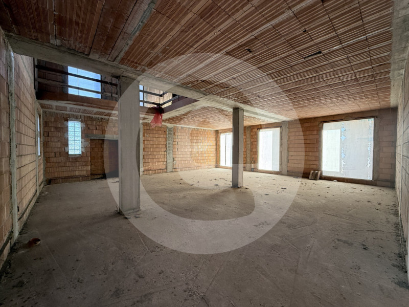 Scopri questa straordinaria opportunità di acquistare una porzione di villa bifamiliare situata n...