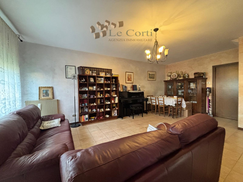 In tranquilla zona semicentrale, con affaccio su strada interna a basso traffico, proponiamo vill...