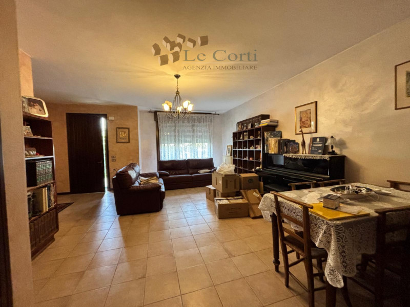 In tranquilla zona semicentrale, con affaccio su strada interna a basso traffico, proponiamo vill...