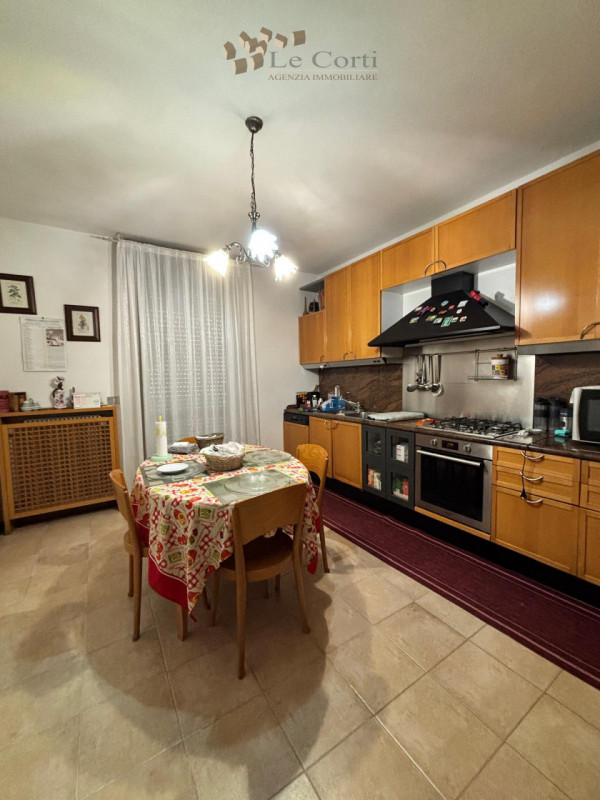 In tranquilla zona semicentrale, con affaccio su strada interna a basso traffico, proponiamo vill...