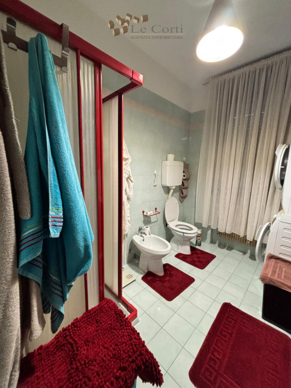 In tranquilla zona semicentrale, con affaccio su strada interna a basso traffico, proponiamo vill...