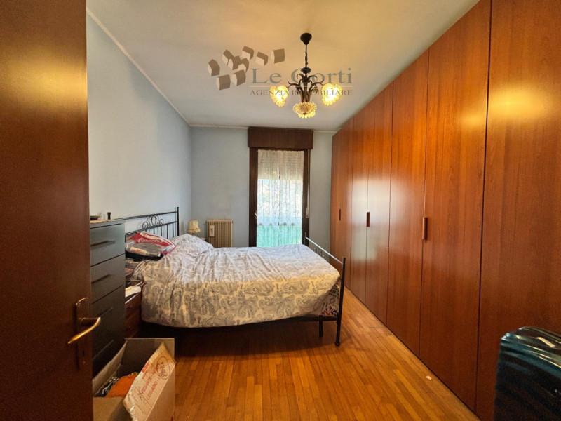 In tranquilla zona semicentrale, con affaccio su strada interna a basso traffico, proponiamo vill...