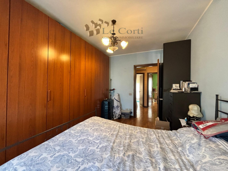 In tranquilla zona semicentrale, con affaccio su strada interna a basso traffico, proponiamo vill...