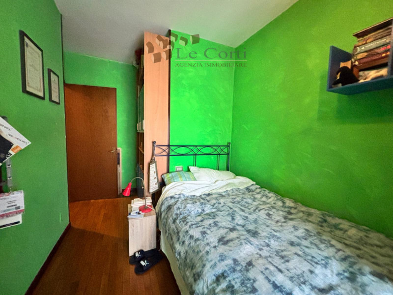 In tranquilla zona semicentrale, con affaccio su strada interna a basso traffico, proponiamo vill...