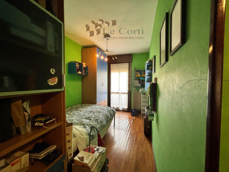 In tranquilla zona semicentrale, con affaccio su strada interna a basso traffico, proponiamo vill...