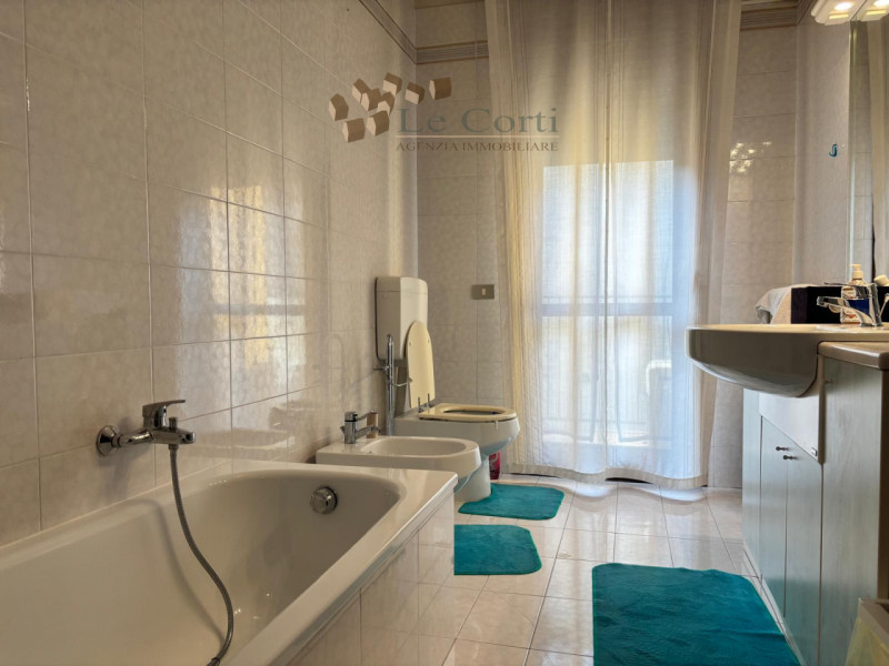 In tranquilla zona semicentrale, con affaccio su strada interna a basso traffico, proponiamo vill...