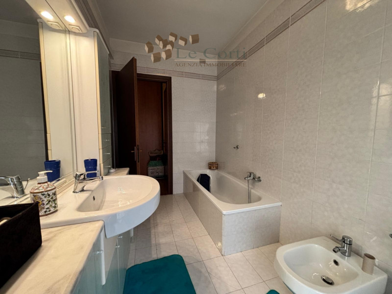 In tranquilla zona semicentrale, con affaccio su strada interna a basso traffico, proponiamo vill...