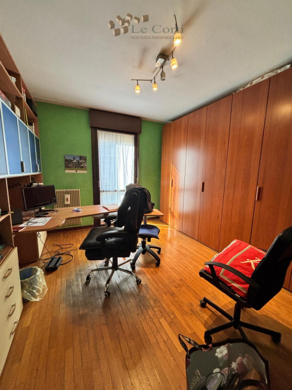 In tranquilla zona semicentrale, con affaccio su strada interna a basso traffico, proponiamo vill...