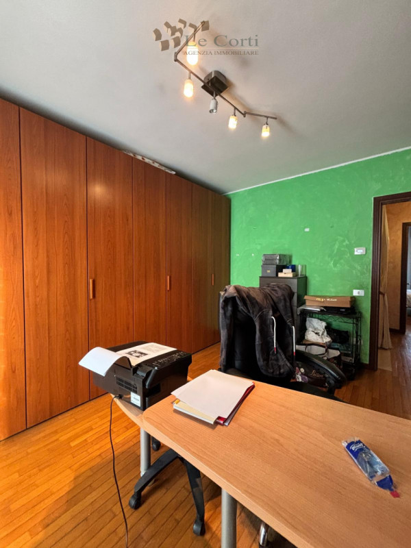 In tranquilla zona semicentrale, con affaccio su strada interna a basso traffico, proponiamo vill...