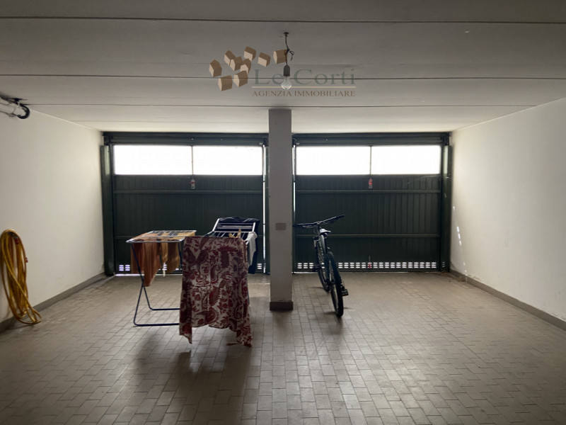 In tranquilla zona semicentrale, con affaccio su strada interna a basso traffico, proponiamo vill...