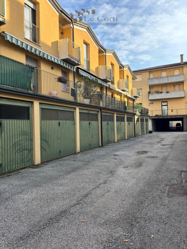 In tranquilla zona semicentrale, con affaccio su strada interna a basso traffico, proponiamo vill...