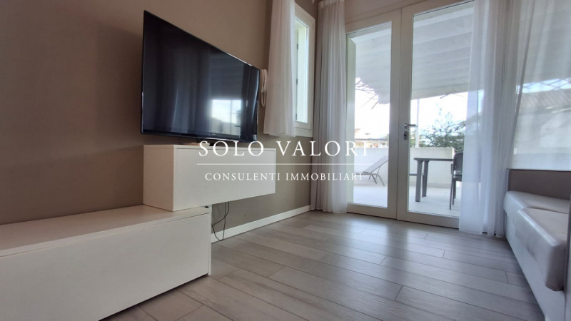 Scopri il tuo angolo di paradiso nel cuore pulsante di Jesolo, nella prestigiosa zona di Piazza M...