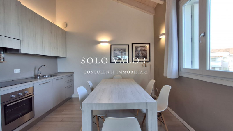 Scopri il tuo angolo di paradiso nel cuore pulsante di Jesolo, nella prestigiosa zona di Piazza M...