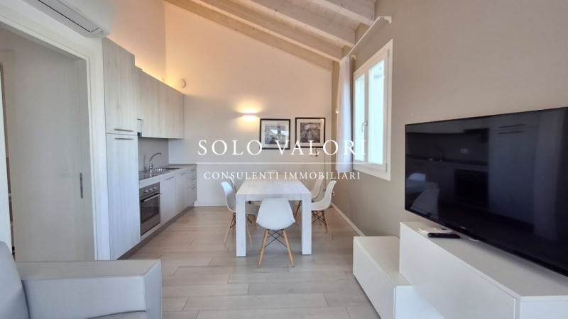 Scopri il tuo angolo di paradiso nel cuore pulsante di Jesolo, nella prestigiosa zona di Piazza M...