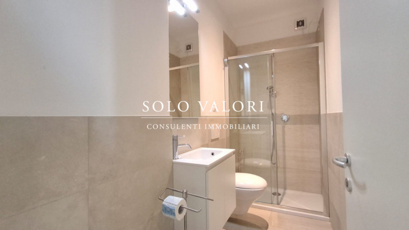 Scopri il tuo angolo di paradiso nel cuore pulsante di Jesolo, nella prestigiosa zona di Piazza M...