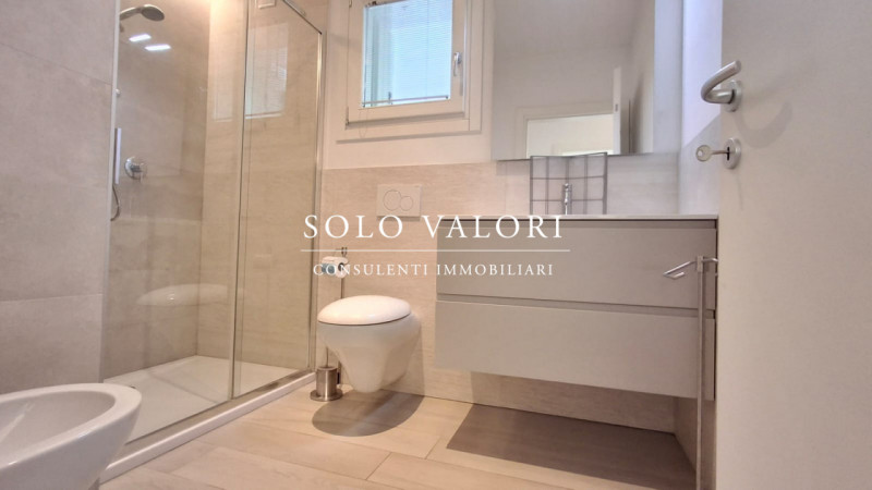 Scopri il tuo angolo di paradiso nel cuore pulsante di Jesolo, nella prestigiosa zona di Piazza M...