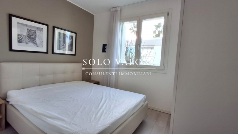 Scopri il tuo angolo di paradiso nel cuore pulsante di Jesolo, nella prestigiosa zona di Piazza M...