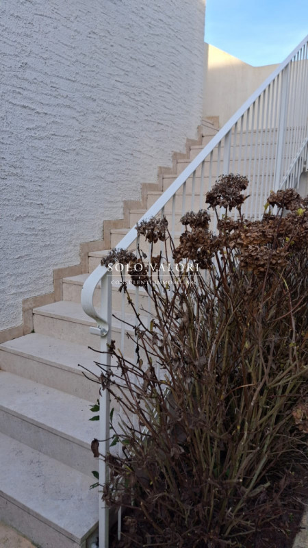 Scopri il tuo angolo di paradiso nel cuore pulsante di Jesolo, nella prestigiosa zona di Piazza M...