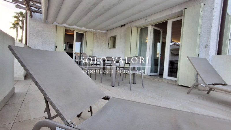 Scopri il tuo angolo di paradiso nel cuore pulsante di Jesolo, nella prestigiosa zona di Piazza M...